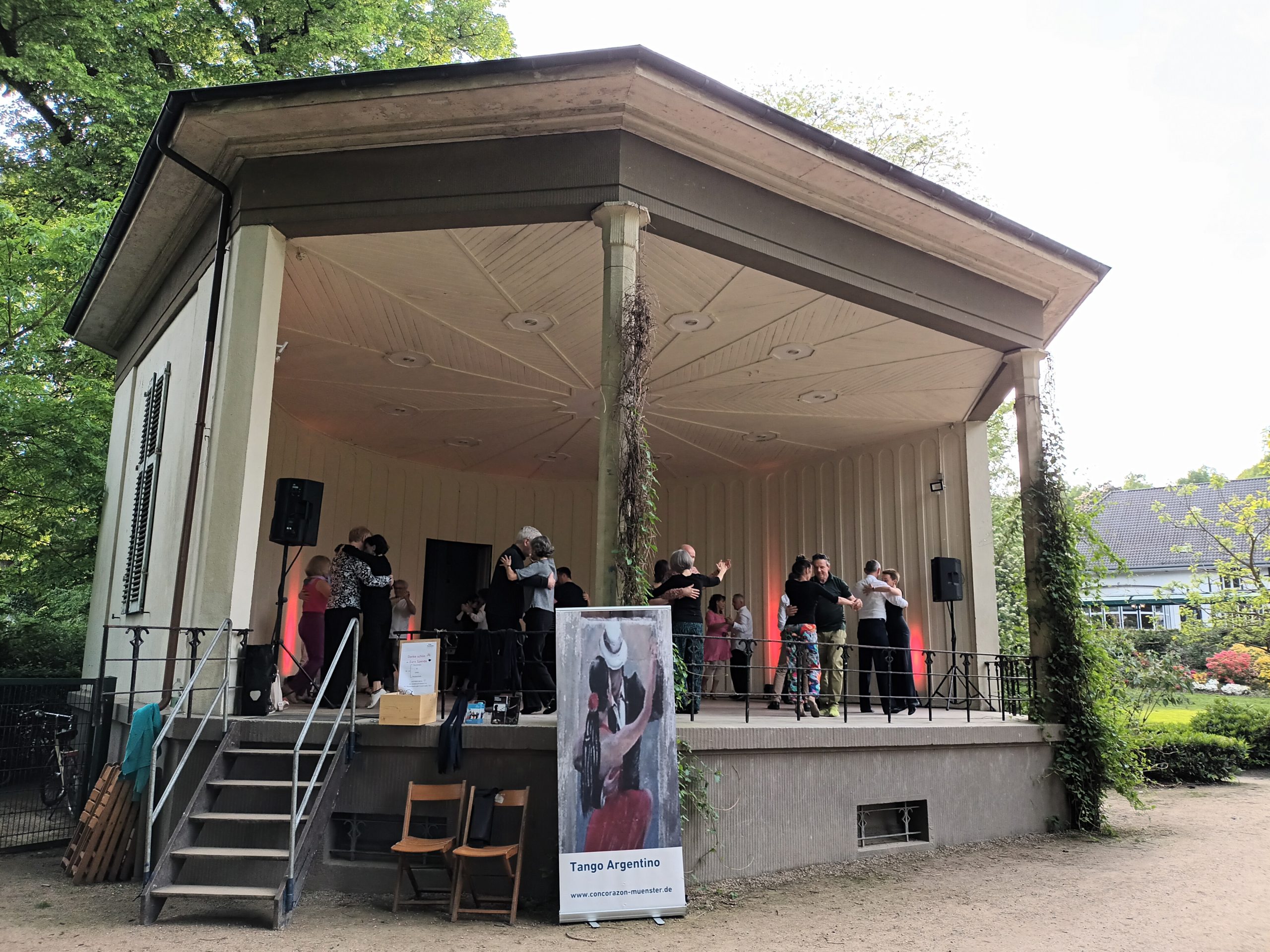 tanzende Paare in einem Hörsaal mit Parkettboden