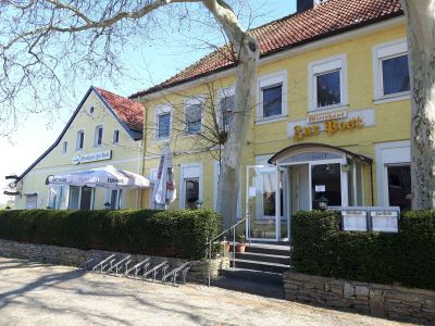 tanzende Paare in einem Hörsaal mit Parkettboden