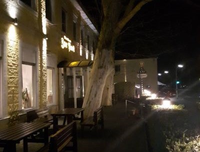 tanzende Paare in einem Hörsaal mit Parkettboden