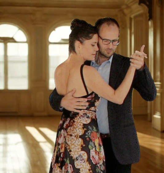 eng tanzendes Paar vor Bogenfenstern